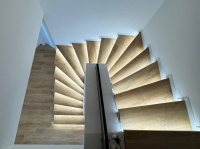 BUKOMA vinylové schody Wineo - zapnuté LED osvětlení